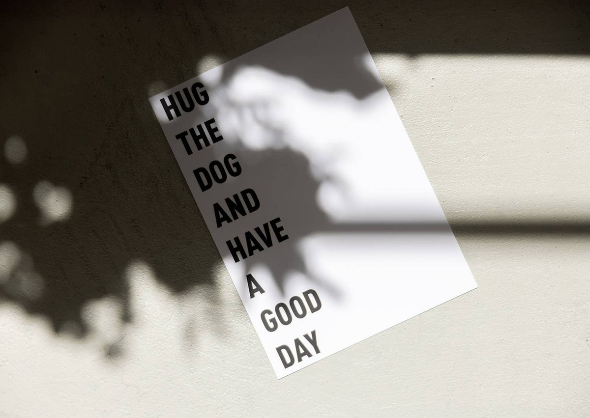 Ansichtkaart "HUG THE DOG AND HAVE A GOOD DAY" wit | Lieblingspfote