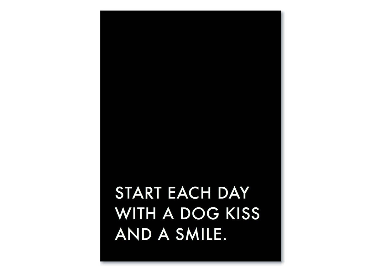 Ansichtkaart "START EACH DAY WITH A DOG KISS" zwart | Lieblingspfote