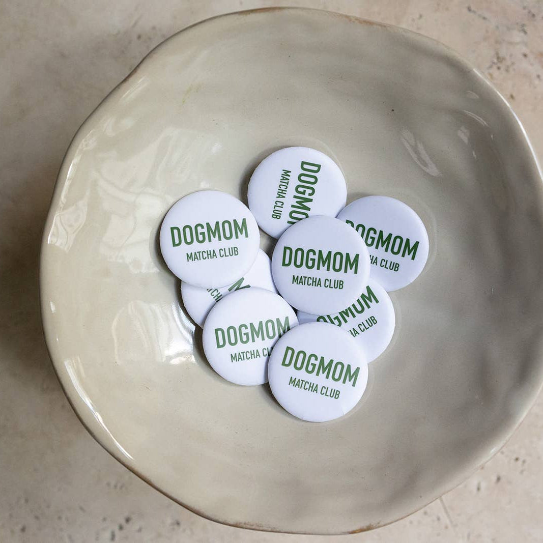 Button "DOGMOM MATCHA CLUB" wit | Lieblingspfote
