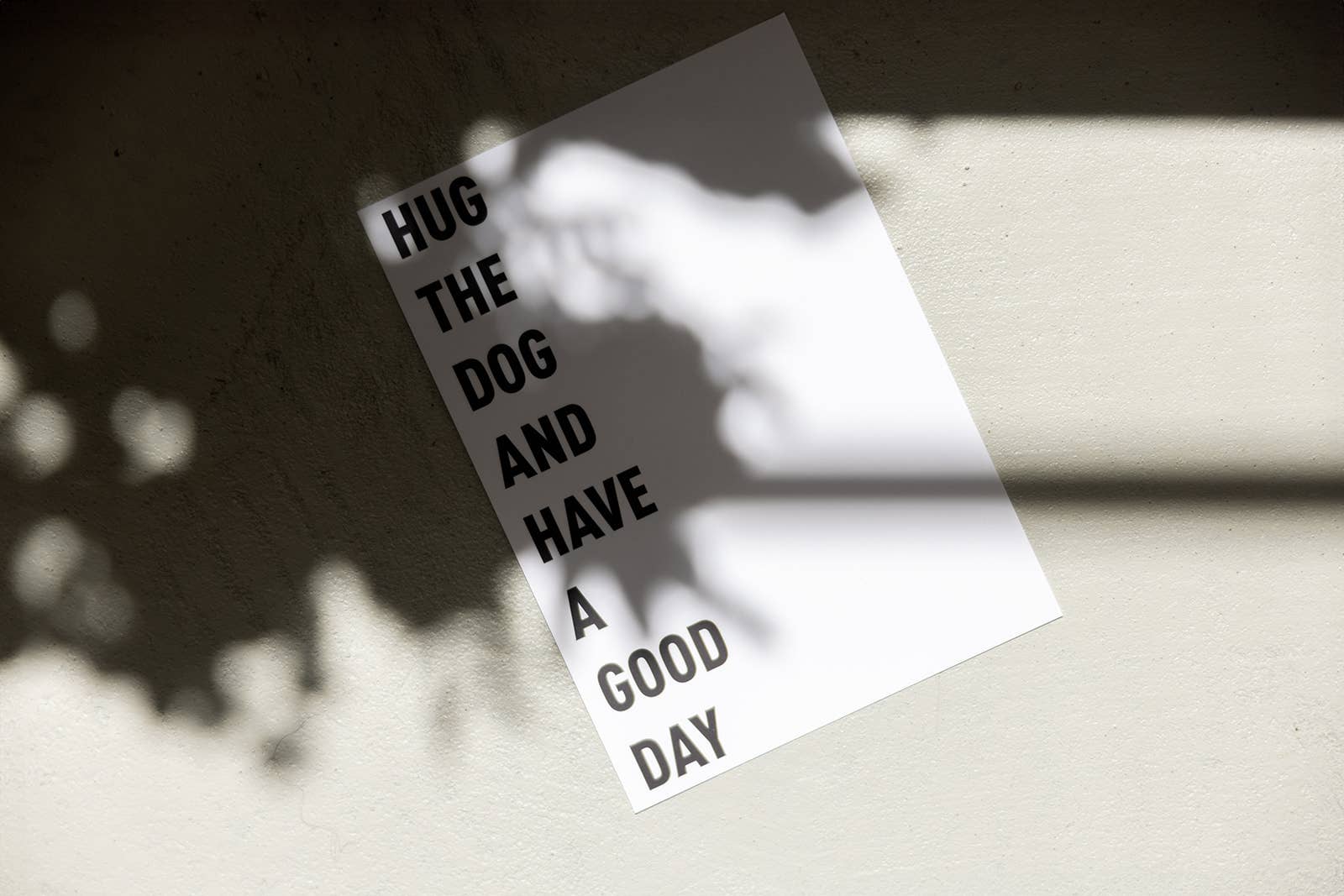 Ansichtkaart  "HUG THE DOG AND HAVE A GOOD DAY" wit | Lieblingspfote