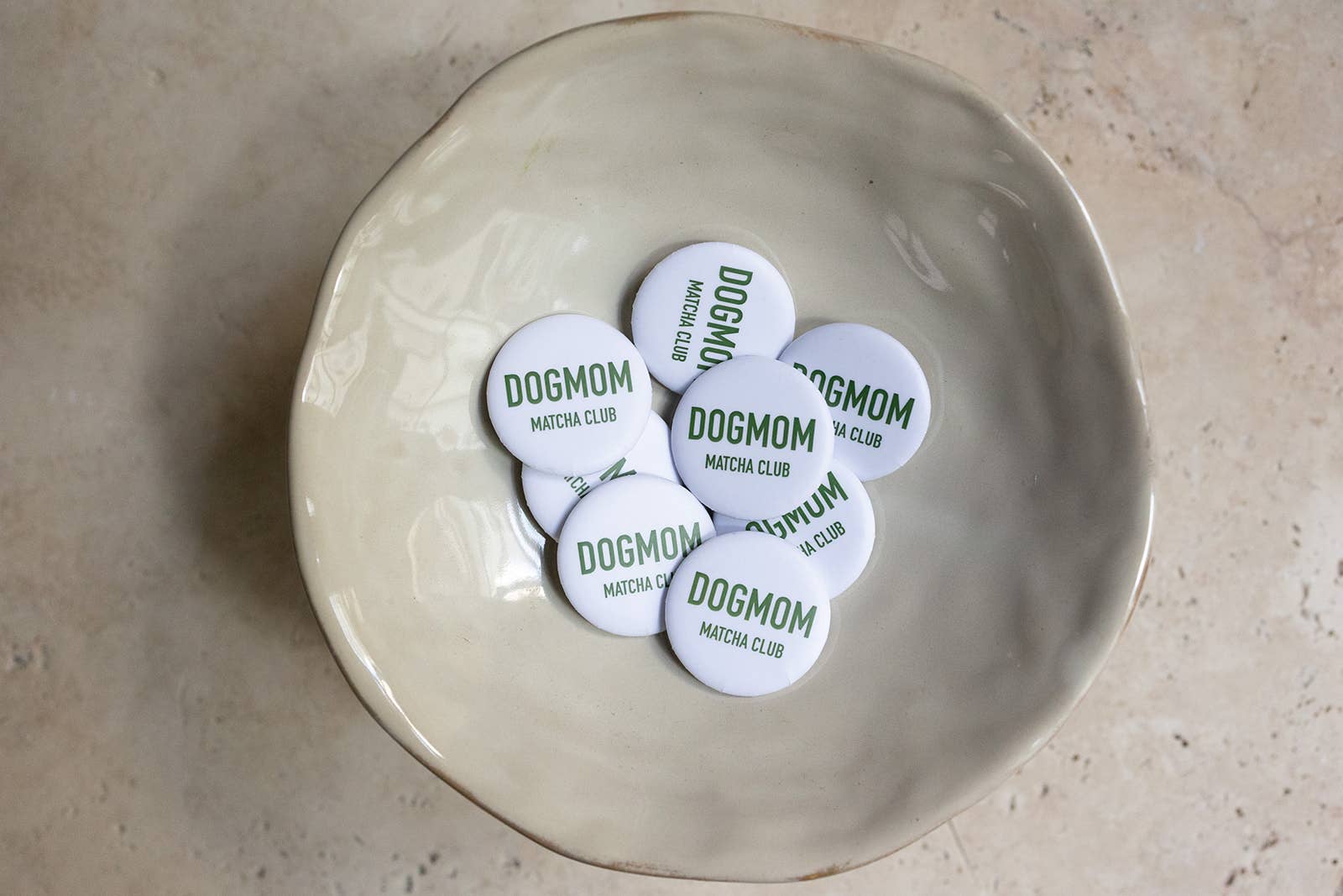 Button "DOGMOM MATCHA CLUB" wit | Lieblingspfote
