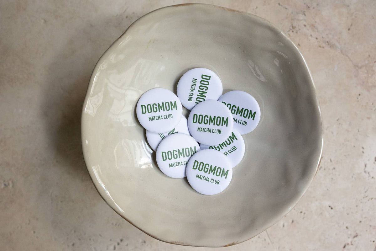 Button "DOGMOM MATCHA CLUB" wit | Lieblingspfote