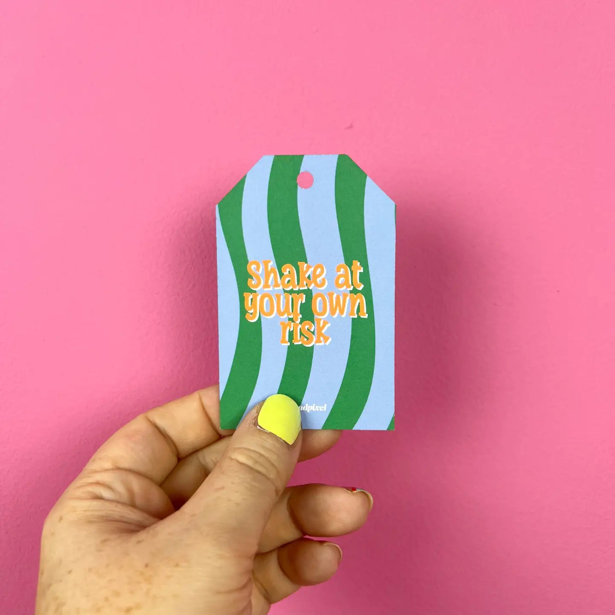 Cadeaulabel “Shake at your own risk” | Deadpixel