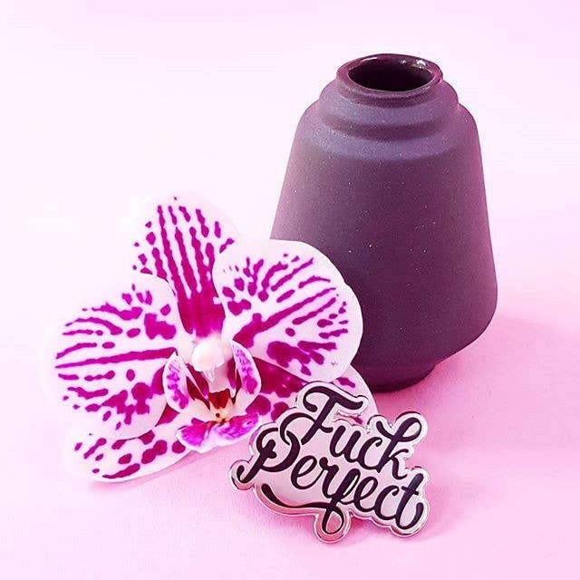 Pin "Fuck Perfect" zwart | Studio Inktvis